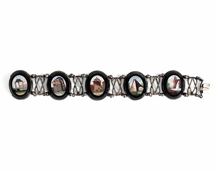 Bracciale con montatura in oro a basso titolo e inserti di ovali a micromosaico di rovine romane. XIX-XX secolo