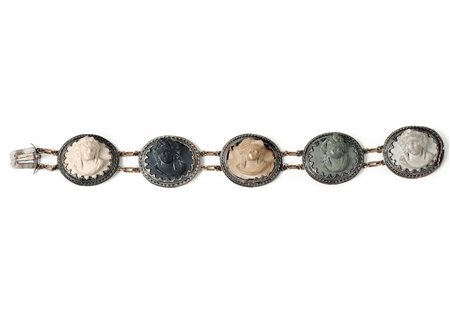 Bracciale con montatura in oro a basso titolo e inserti di protomi femminili in pietra lavica (?) XIX-XX secolo