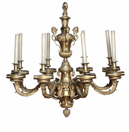 Lampadario a otto fiamme in bronzo dorato e cesellato. XIX-XX secolo