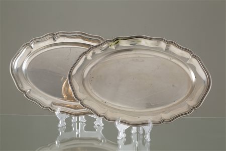 800 two silver trays, gr. 2600 ca. 20th century