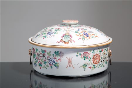 Porcelain bowl with lid. China. 19th century
