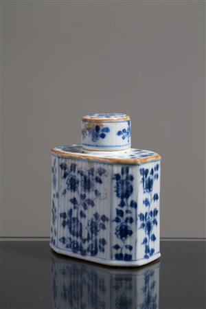 Porcelain bottle. China. 19th century