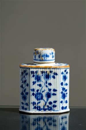 Chinese porcelain bottle. 19th century
