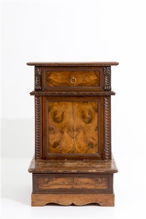 Walnut and briar walnut kneeling stool. 17th c