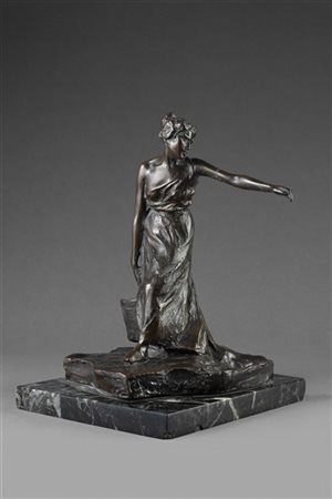 Felice Bialetti "La portatrice d'acqua" 
scultura in bronzo (h cm 28) poggiante