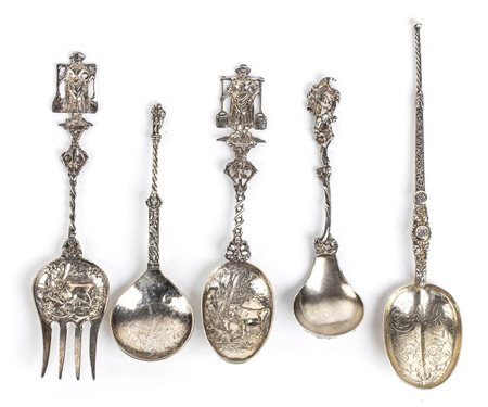 Quattro cucchiai in argento ed una forchetta in argento