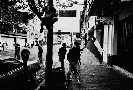 Ivo Saglietti (1948)  - Chile, I° Maggio a Santiago aspettando la carica delle forze dell'ordine, 1987