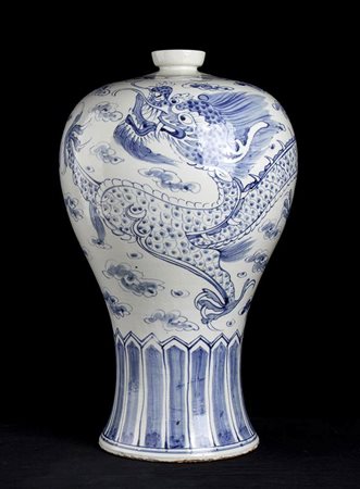 GRANDE VASO IN PORCELLANA 'BIANCO E BLU' CON DECORO DI DRAGO, MAEBYEONG 
Corea, XIX-XX secolo