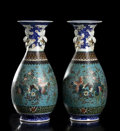 COPPIA DI VASI IN PORCELLANA DECORATI A CLOISONNÉ 
Giappone, periodo Meiji