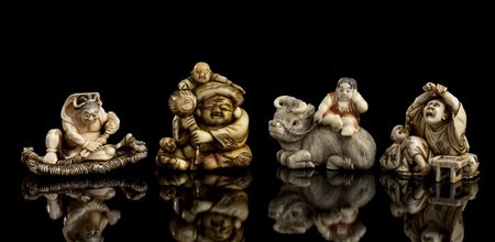 QUATTRO NETSUKE IN AVORIO 
Giappone, periodo Meiji