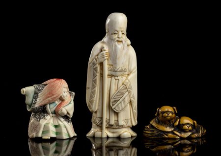 TRE PICCOLE SCULTURE IN AVORIO 
Cina o Giappone, inizio del XX secolo