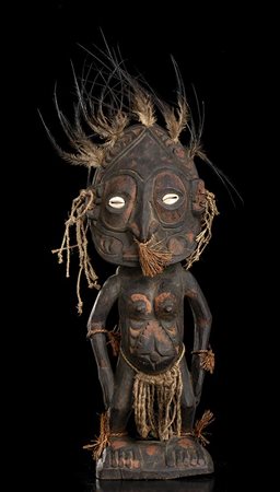 SCULTURA ANTROPOMORFA IN LEGNO, PENNE, CAURI E FIBRA VEGETALE 
Papua Nuova Guinea, Sepik