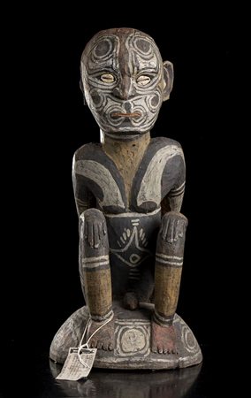 SCULTURA ANTROPOMORFA IN LEGNO E CAURI 
Papua Nuova Guinea, Sepik