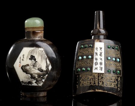 DUE SNUFF BOTTLES IN CORNO E AVORIO 
Cina, inizio del XX secolo