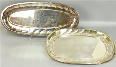 COPPIA DI VASSOI coppia di vassoi in metallo argentato: - marca Cesa 1882,...