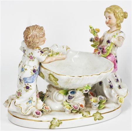 CENTROTAVOLA IN CERAMICA raffigurante bimbe che sostengono festoni di fiori h...