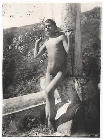 Von Gloeden, Wilhelm (Wismar1856-Taormina  1931)  - Ragazzo nudo con ramo di mandorlo