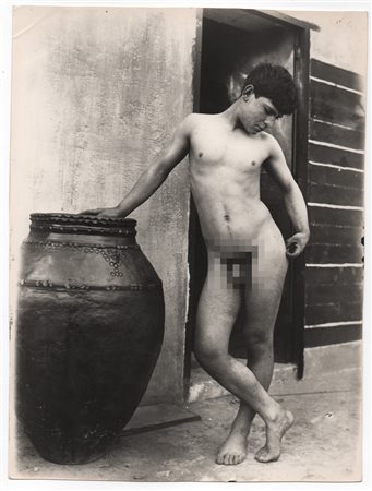 Von Gloeden, Wilhelm (Wismar1856-Taormina  1931)  - Nudo di ragazzo vicino a giara