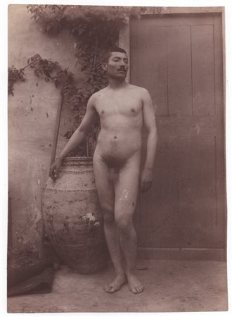 Von Gloeden, Wilhelm (Wismar1856-Taormina  1931)  - Uomo nudo vicino a una giara