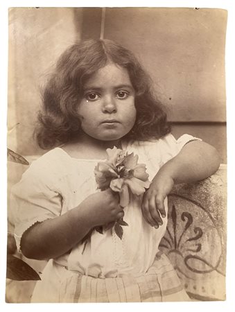 Von Gloeden, Wilhelm (Wismar1856-Taormina  1931)  - Bambina con fiore in mano. 