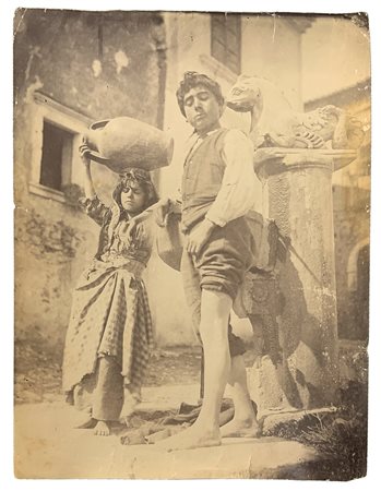 Von Gloeden, Wilhelm (Wismar1856-Taormina  1931)  - Ragazzi siciliani alla fontana