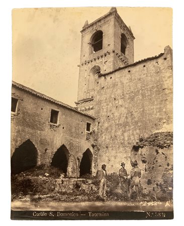 Von Gloeden, Wilhelm (Wismar1856-Taormina  1931)  - Interno del cortile San Domenico (1500/1600), 1905