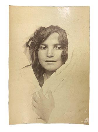 Von Gloeden, Wilhelm (Wismar1856-Taormina  1931)  - Volto di giovane siciliana