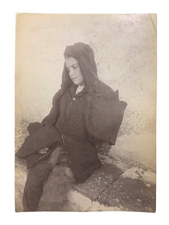 Von Gloeden, Wilhelm (Wismar1856-Taormina  1931)  - Giovane ragazzo seduto