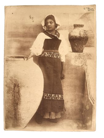 Von Gloeden, Wilhelm (Wismar1856-Taormina  1931)  - Giovane Siciliana in vestiti tradizionali, 1911