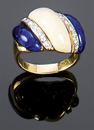 ANELLO Anello in oro giallo con sommità in smalto blu, avorio e due file di...