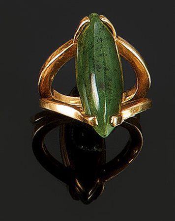 ANELLO Anello in oro giallo di forma geometrica con al centro pietra dura di...