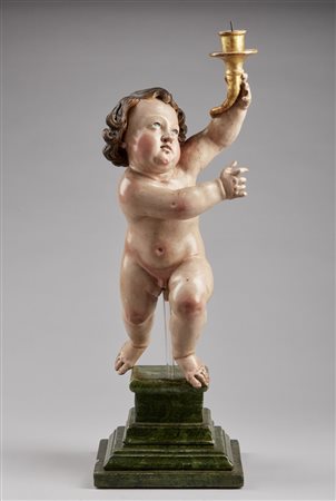  SCULTORE ITALIANO DEL XVIII SECOLO - Putto portacero in legno policromo su base dipinta a finto marmo verde.