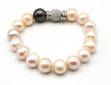 BRACCIALE DI PERLE ad un filo di perle coltivate, color beige-rosa di 11 mm e...