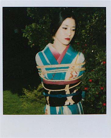 NOBUYOSHI ARAKI Tokyo 25/05/1940 Senza titolo polaroid cm. 10,8x8,8; firma al...