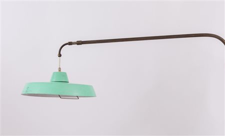 Lampada da muro con struttura in ottone e paralume in metallo. Prod. Italia,...