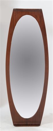 Specchio da parete in teak curvato. Prod. Italia, 1960 ca. Cm 126x5x48.