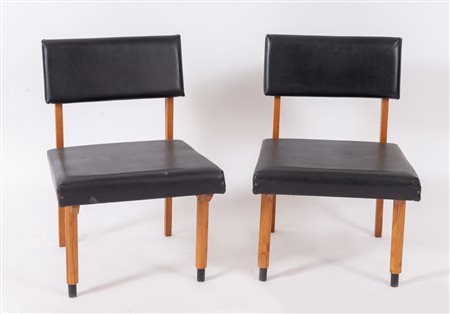 Coppia di sedie basse con struttura in legno e rivestimento in pelle. Prod....