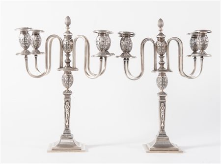 COPPIA DI CANDELABRI in argento 800. Sul bordo inferiore recano punzoni:...