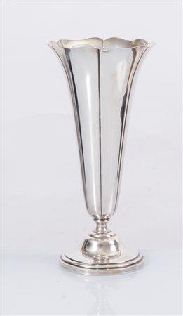 WALLACE. Vaso in argento 925. Sotto la base reca punzoni: Wallace, Sterling,...