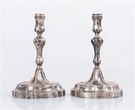 Coppia di candelabri in argento. Sul bordo inferiore recano punzoni: CESAF, K...