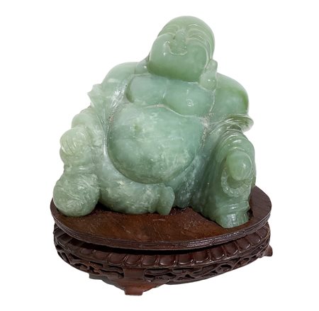 Buddha in giada verde con base in legno  h 12 cm, b 10,5 cm 