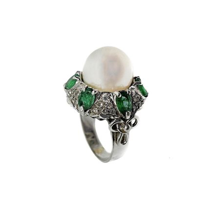Anello in oro bianco con perla, brillanti e smeraldi.   Gr 1