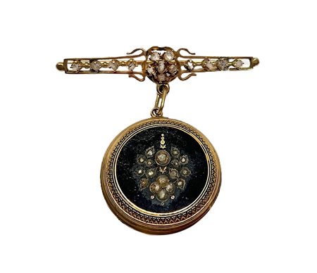 Spilla in oro antico   Diametro ciondolo 2,7 cm Con rose e c