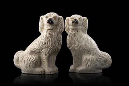 Manifattura inglese, secolo XIX. Coppia di sculture in ceramica bianca dipinta