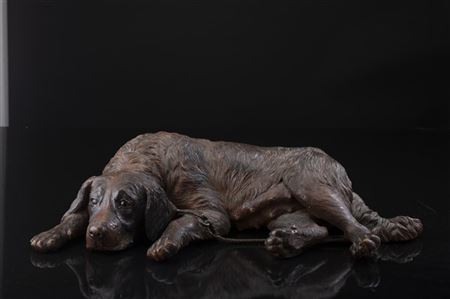 Artista del secolo XIX. Scultura in legno intagliato raffigurante cucciola con