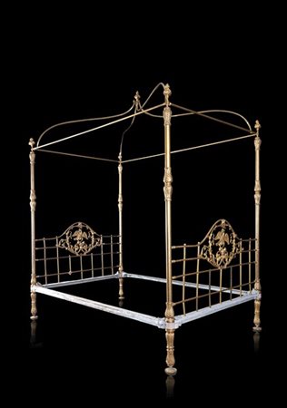 Letto a baldacchino in bronzo con testata e pediera decorate da fregi con Fenic