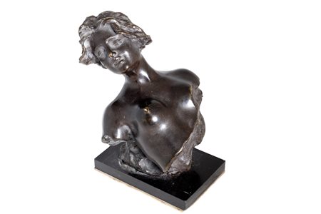 Scultura in bronzo a patina scura raffigurante busto femminile, Napoli inizi secolo XX