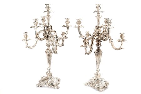 Coppia di grandi candelabri in argento a sette braccia in stile barocco, secolo XX