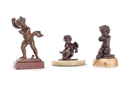 Lotto composto da tre piccole sculture in bronzo su basi in marmo, secolo XIX