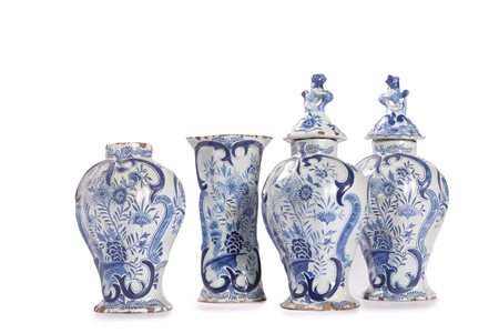 Set di quattro vasi in maiolica di Delft, secoli XVIII